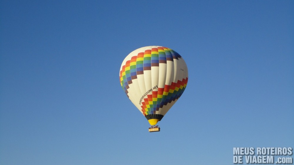 Balão colorido no céu da Capadócia - Turquia