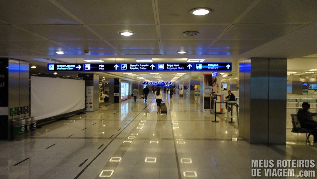 Controle de passaporte do Aeroporto Internacional de Istambul Ataturk