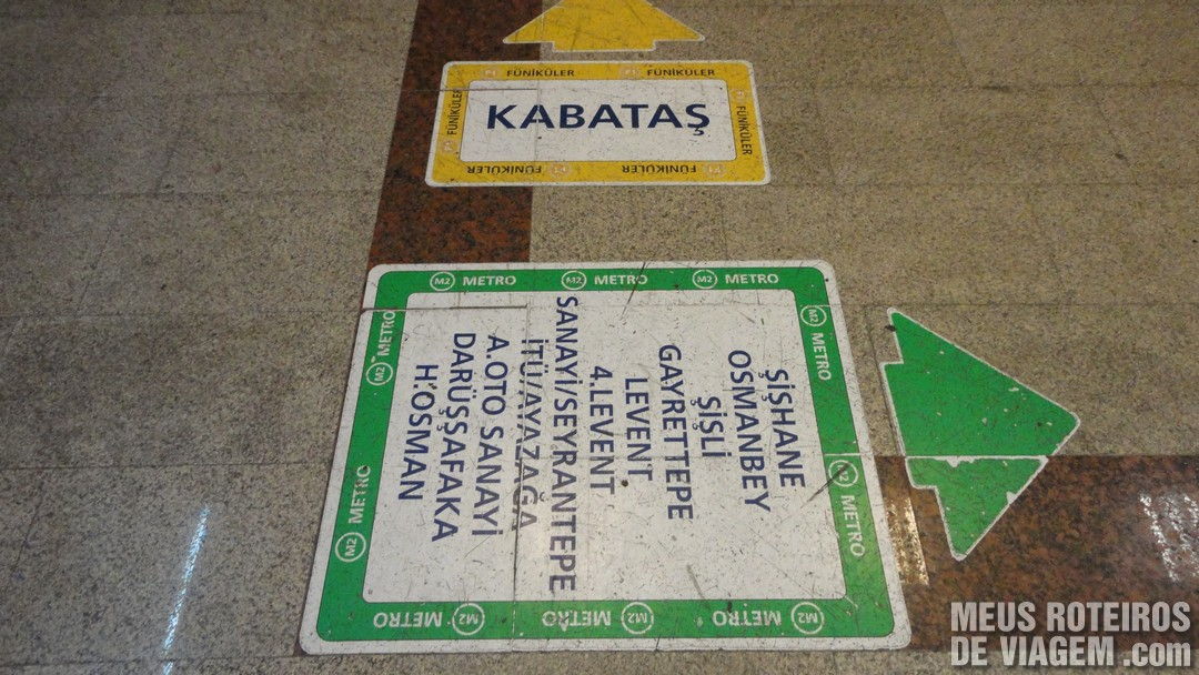 Adesivos de sinalização na estação Taksim