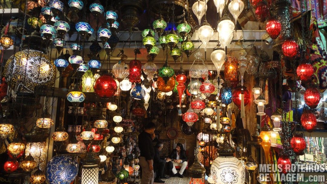 Objetos de decoração no Grande Bazar - Istambul, Turquia