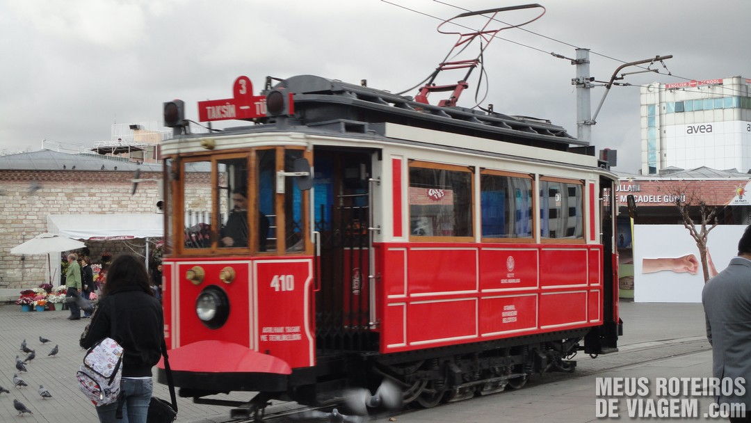 Tram na praça Taksim - Istambul, Turquia