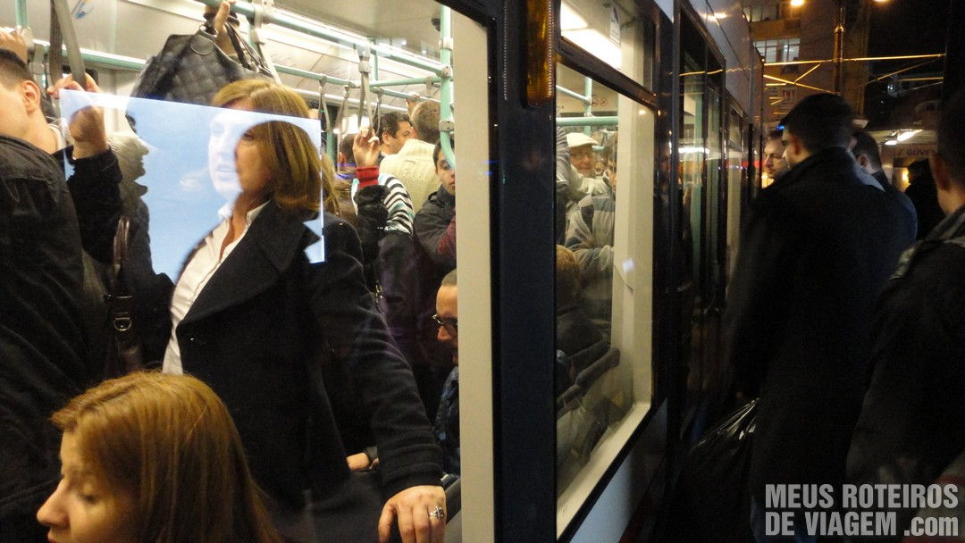 Tram lotado em Istambul - Turquia