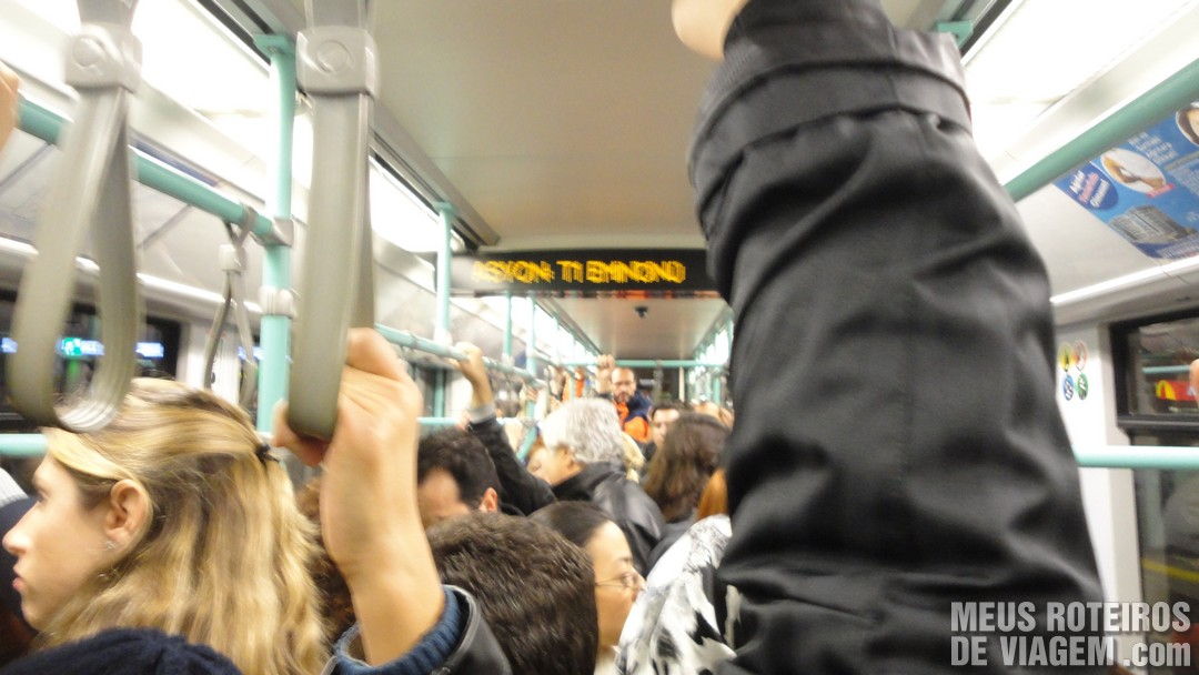 Interior do tram - Istambul, Turquia