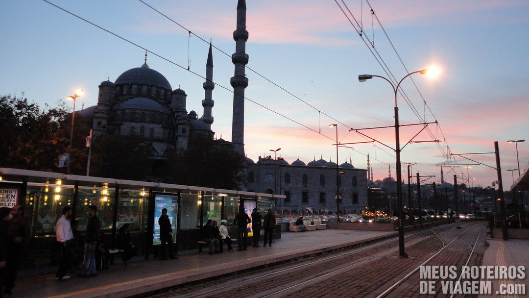 Linha de trem próxima à Mesquita Nova - Istambul, Turquia