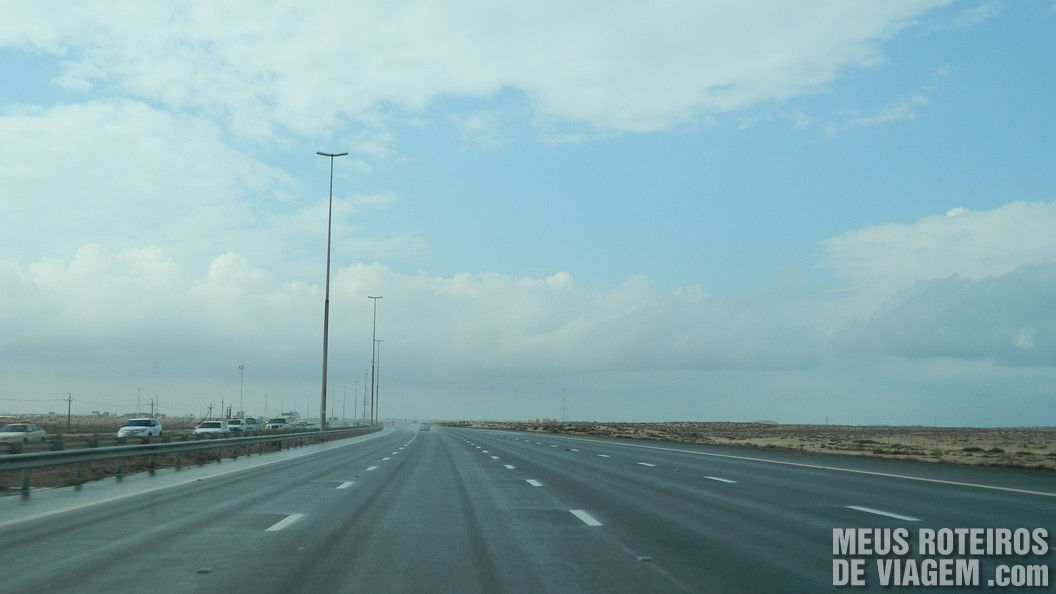 Rodovia E11 - Caminho de Dubai para Abu Dhabi
