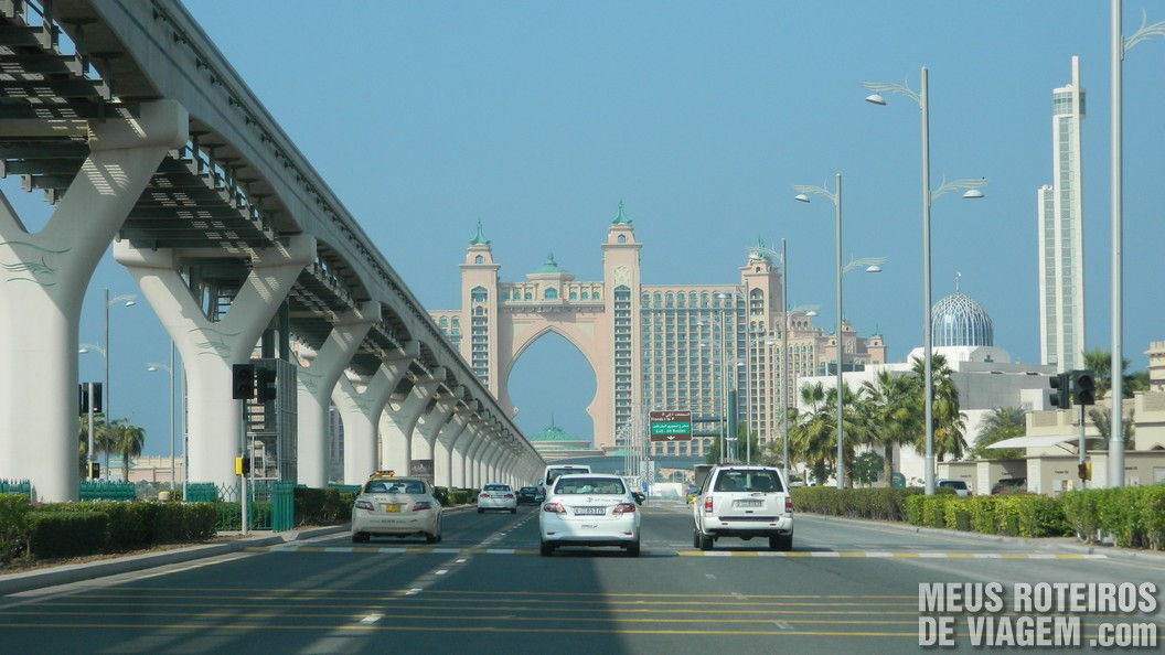 Dirigindo na Palm Jumeirah, a caminho do hotel Atlantis - Dubai