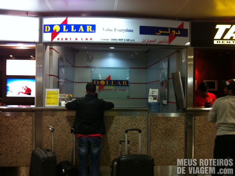 Guichê da Dollar Rent a Car no Terminal 1 do Aeroporto de Dubai