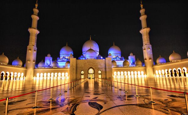 Mesquita à noite (fonte: hongkiat.com)
