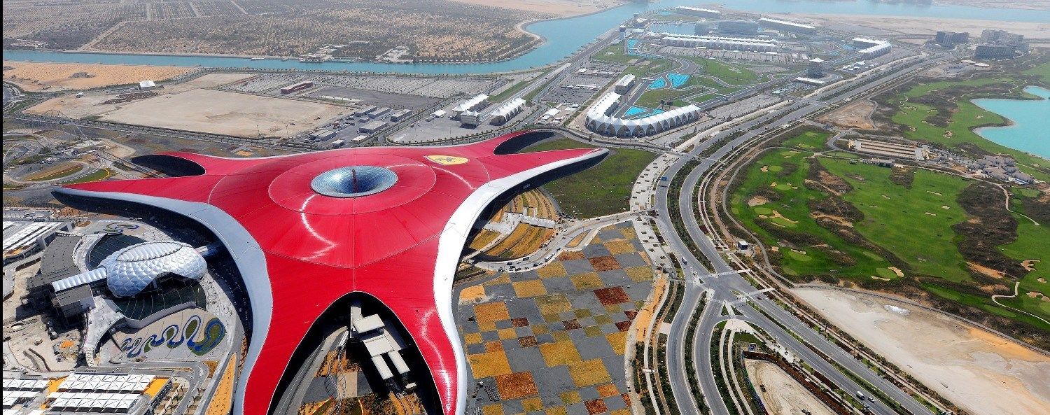 Cobertura do Ferrari World e o circuito de Fórmula 1 (fonte: hkyantoyan.com)
