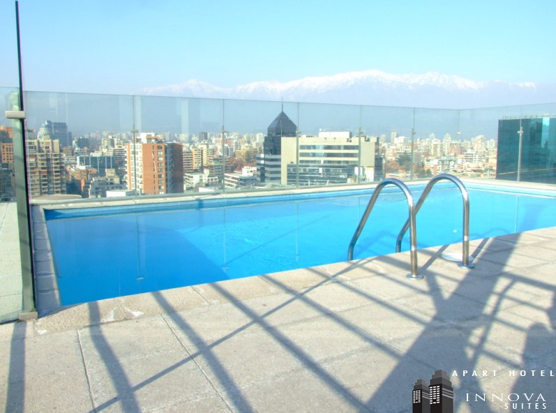 Piscina do Innova Suites (fonte: innovasuites.cl)
