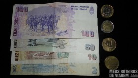 Cédulas e moedas de peso argentino
