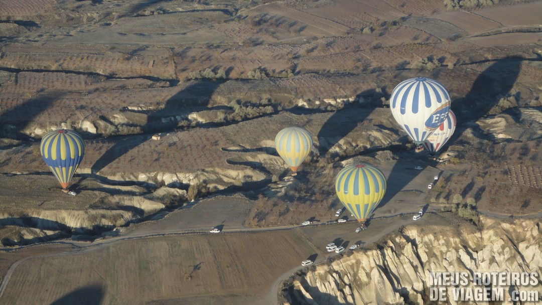 Balões pousando na Capadócia - Turquia