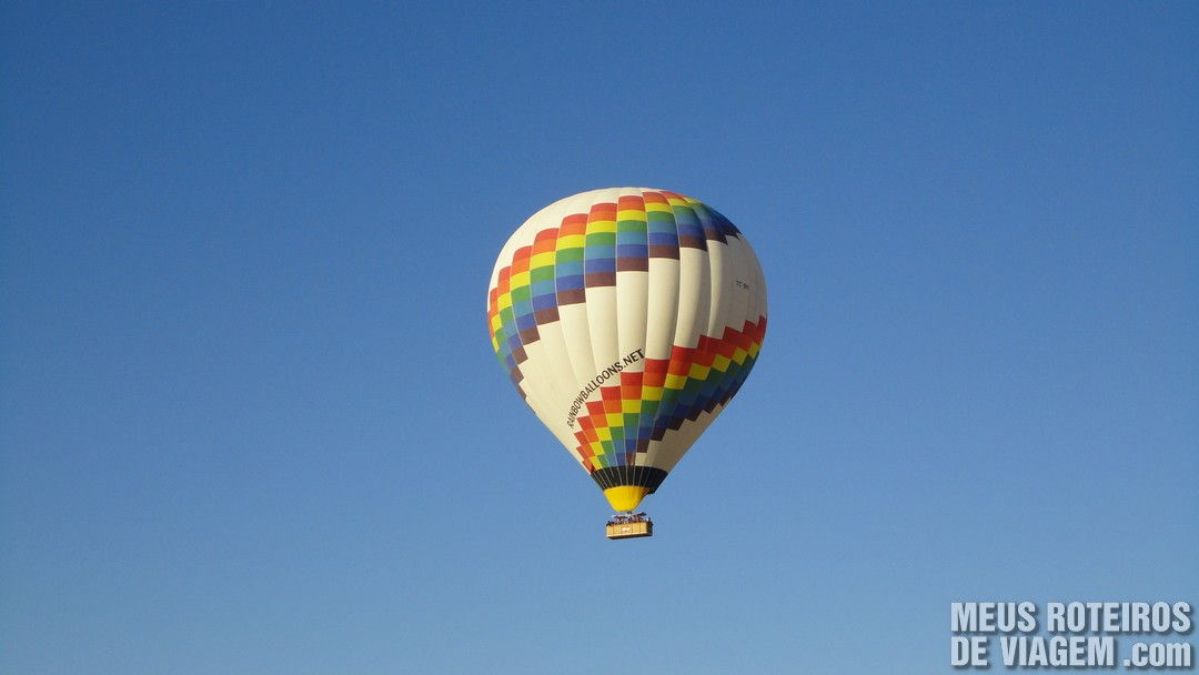 Balão colorido no céu da Capadócia - Turquia