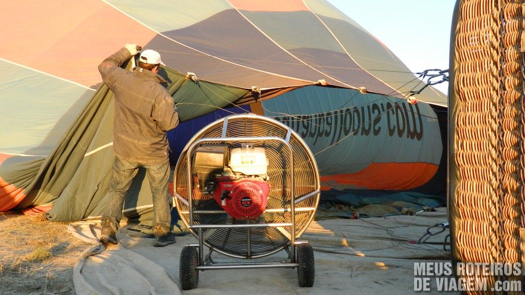 Enchendo o balão na Capadócia - Turquia