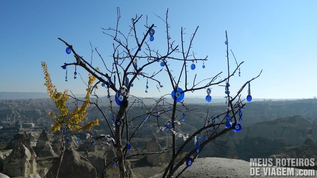 Árvore com olhos turcos no mirante de Goreme - Capadócia, Turquia