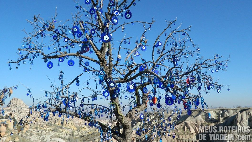 Árvore com olhos turcos no Valé dos Pássaros - Capadócia, Turquia