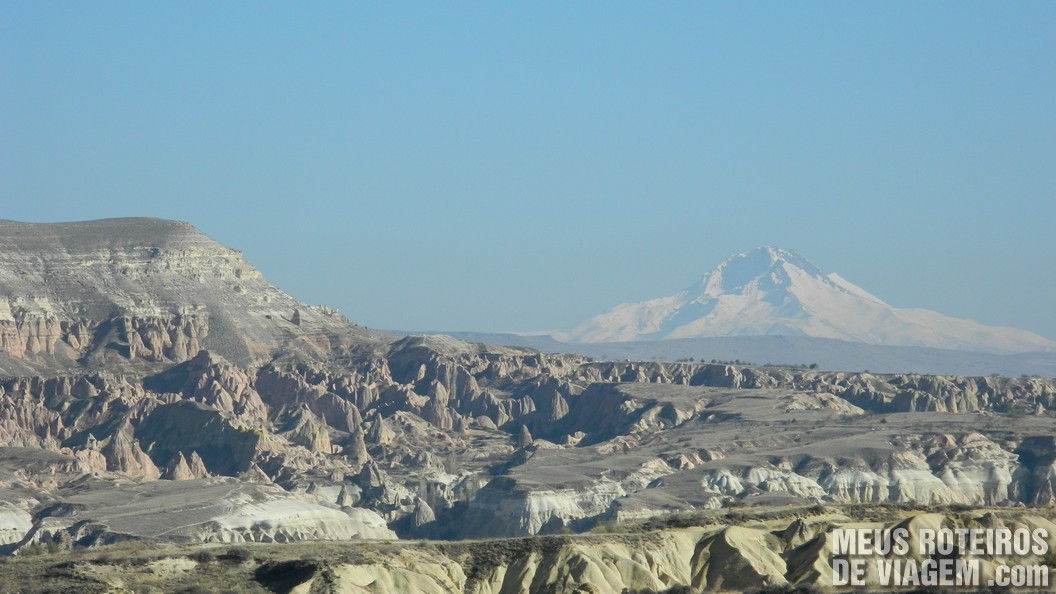 Paisagem da Capadócia e o vulcão Erciyes - Turquia