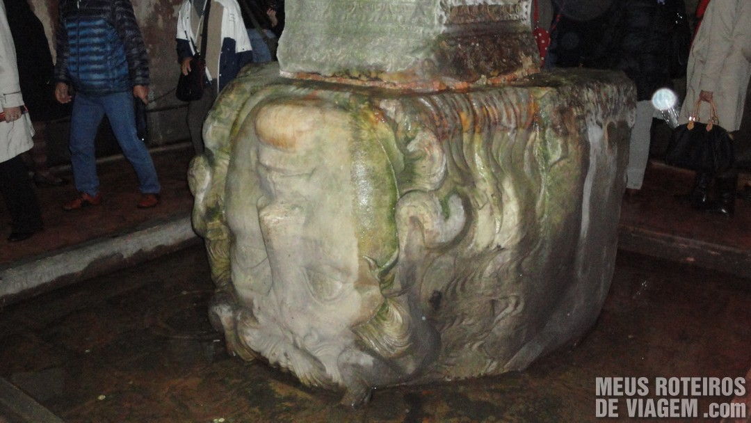 Cabeça da Medusa na Cisternas da Basílica - Istambul, Turquia