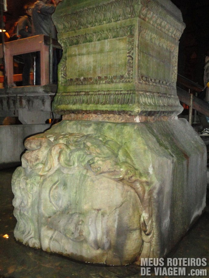 Coluna com a cabeça da Medusa na Cabeça da Medusa na Cisternas da Basílica - Istambul, Turquia