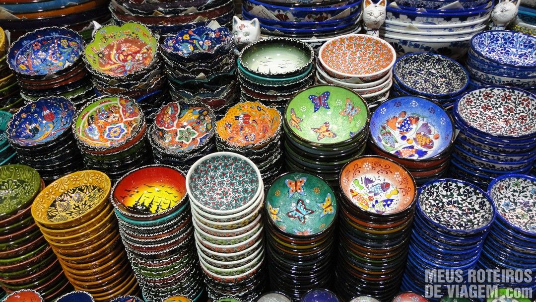 Pratos no Grande Bazar - Istambul, Turquia