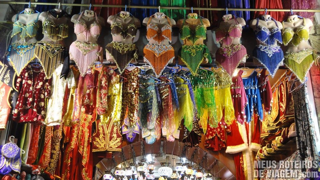Roupas de Odalisca no Bazar de Especiarias - Istambul, Turquia