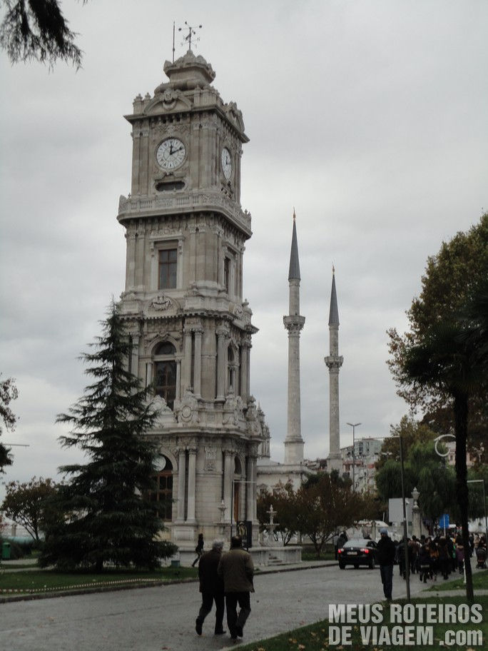 Torre de relógio na entrada do Palácio