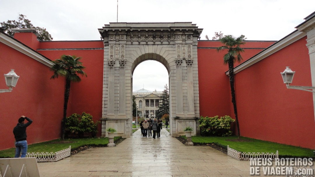 Portão de acesso ao Palácio Dolmabahce - Istambul, Turquia
