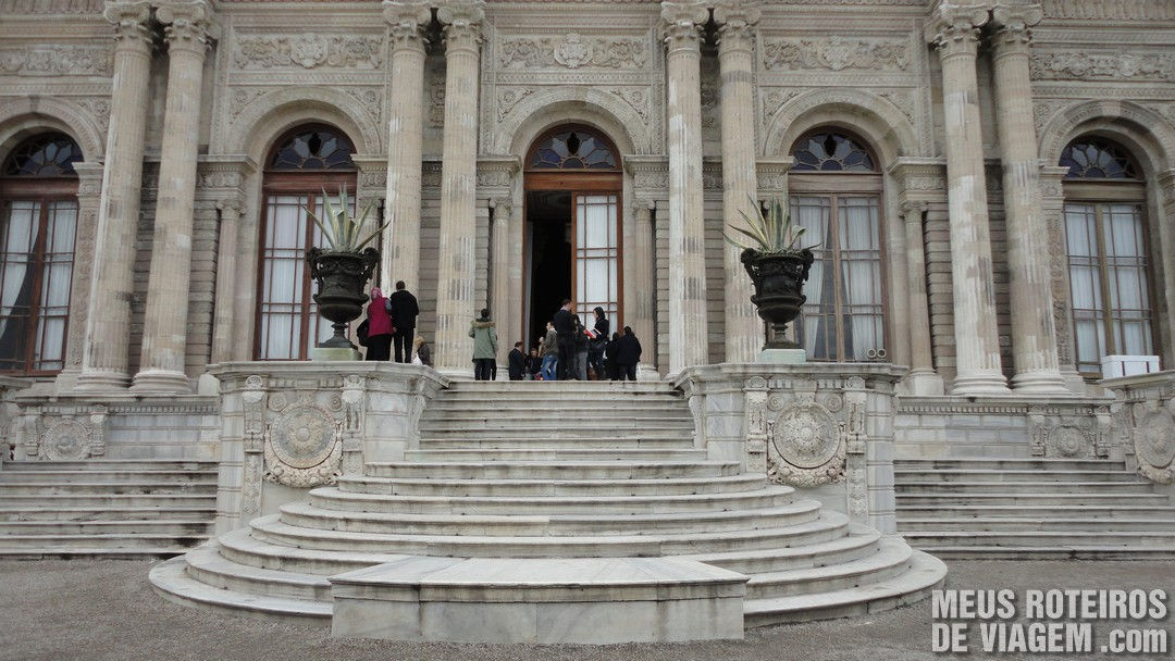 Porta de saída do tour, na lateral do Palácio