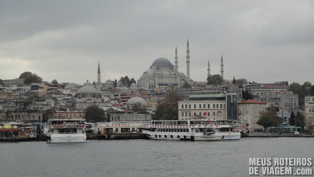 Barcos em Eminönü e a Mesquita Suleymaniye - Istambul, Turquia