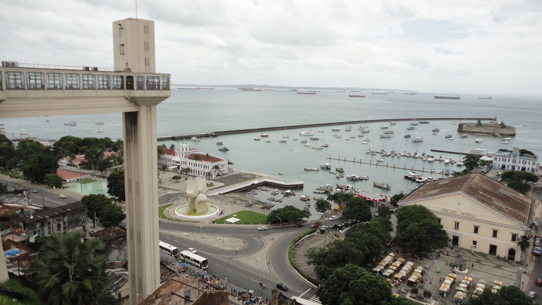 Elevador Lacerda e a Baía de Todos os Santos
