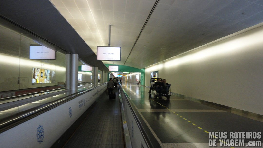 Corredor de acesso aos portões de embarque - Aeroporto de Dubai