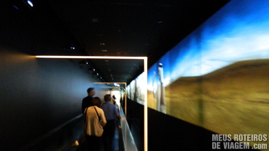 Corredor com telões a caminho do elevador
