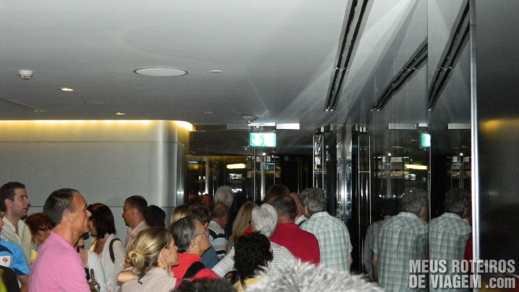 Fila para subir o elevador