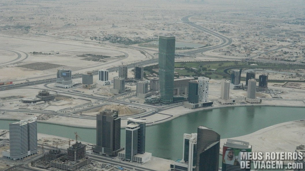 Prédios em construção e o deserto de Dubai