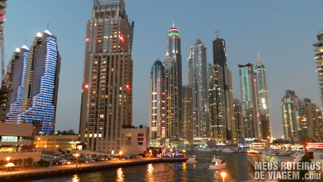 Prédios iluminados na Dubai Marina - Emirados Árabes