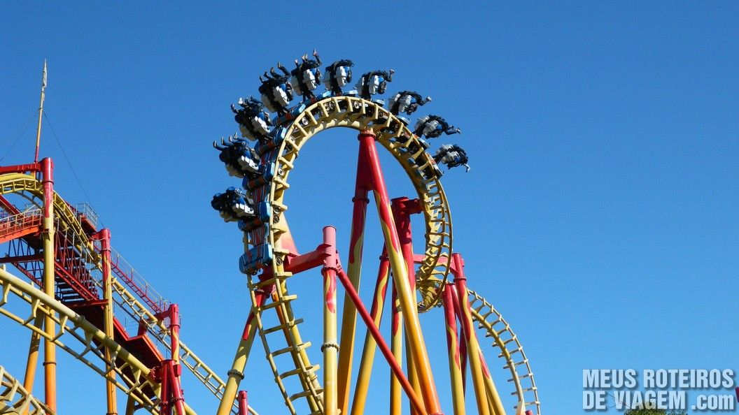 Montanha-russa invertida Fire Whip - Parque Beto Carrero World Penha/SC
