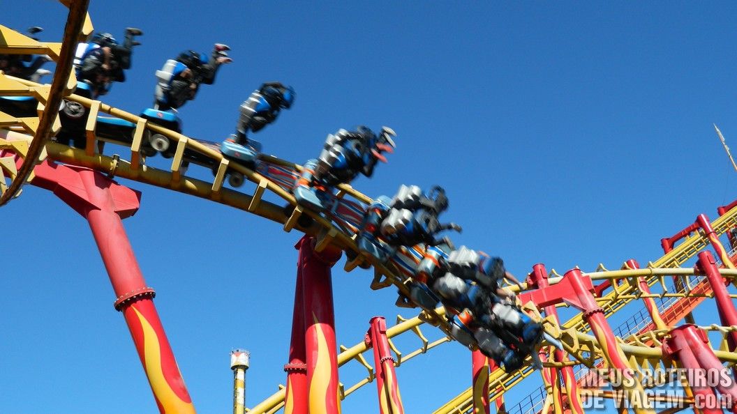Montanha-russa invertida Fire Whip - Parque Beto Carrero World Penha/SC