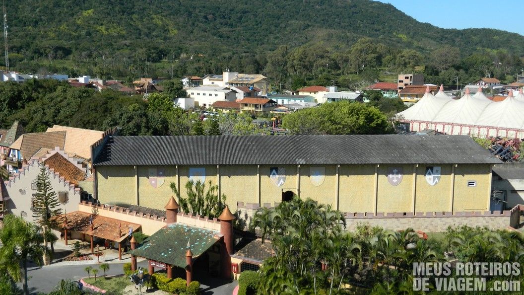 Pedaços de uma nova montanha-russa no canto direito da foto
