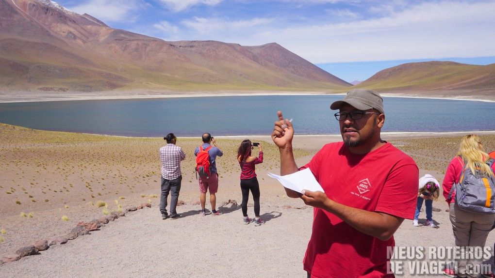 Guia Oscar explicando as Lagoas Altiplâncias - Agência Araya Atacama