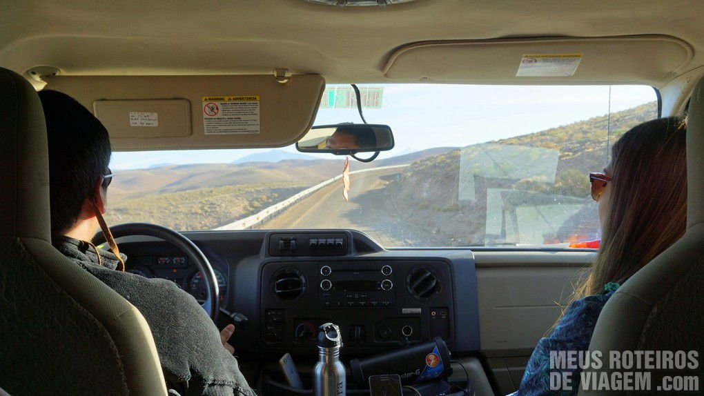 Na estrada com o motorista Miguel e a guia Vânia - Agência Araya Atacama