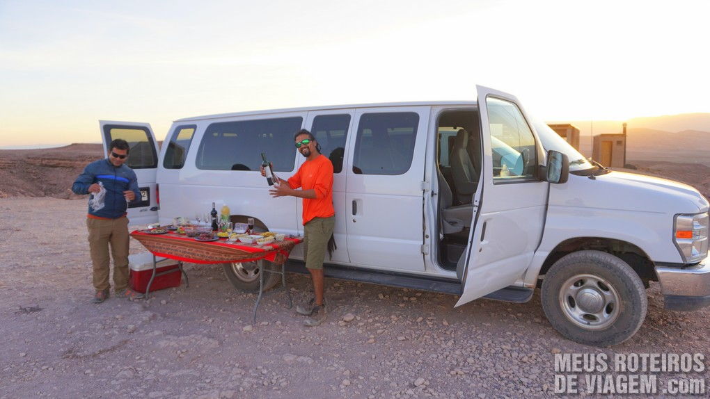 Guia Deni no coquetel do Vale da Lua - agência Araya Atacama