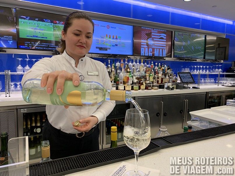 Bar na sala vip Delta Sky Club - Aeroporto JFK, Nova York
