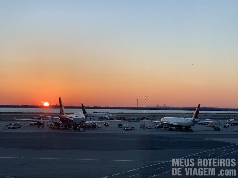 Por do sol no Aeroporto JFK, Nova York