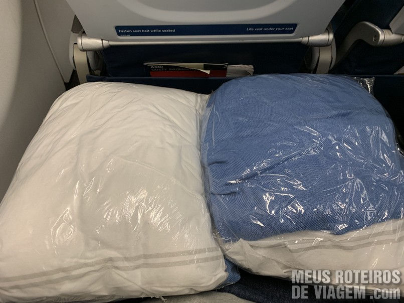 Travesseiro e Manta da Delta Airlines