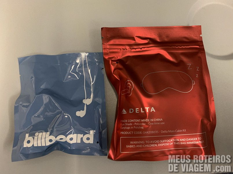 Fone de ouvido, tapa olho e protetor de ouvidos da Delta Airlines