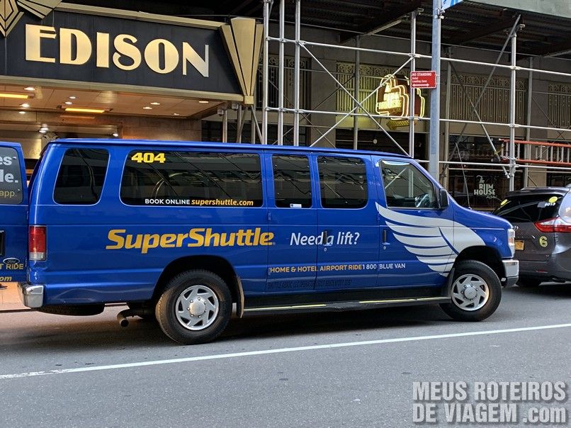 Van em frente ao hotel Edison - Nova York
