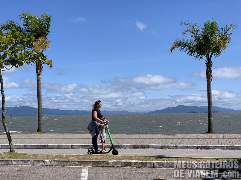 Passeio em família no patinete